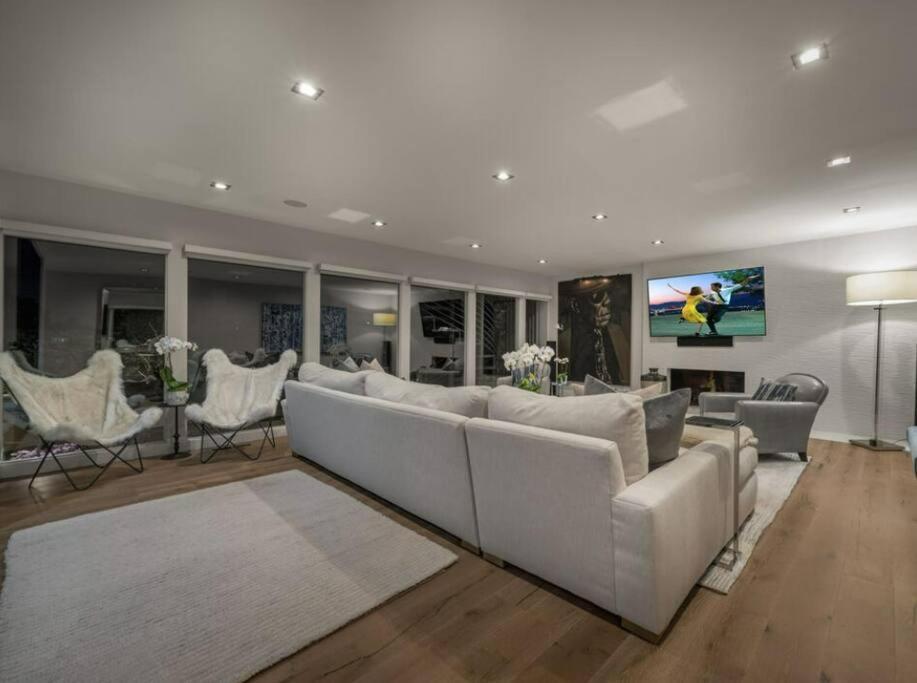 Hollywood Hills Oasis: The Ultimate Luxury Retreat Villa *