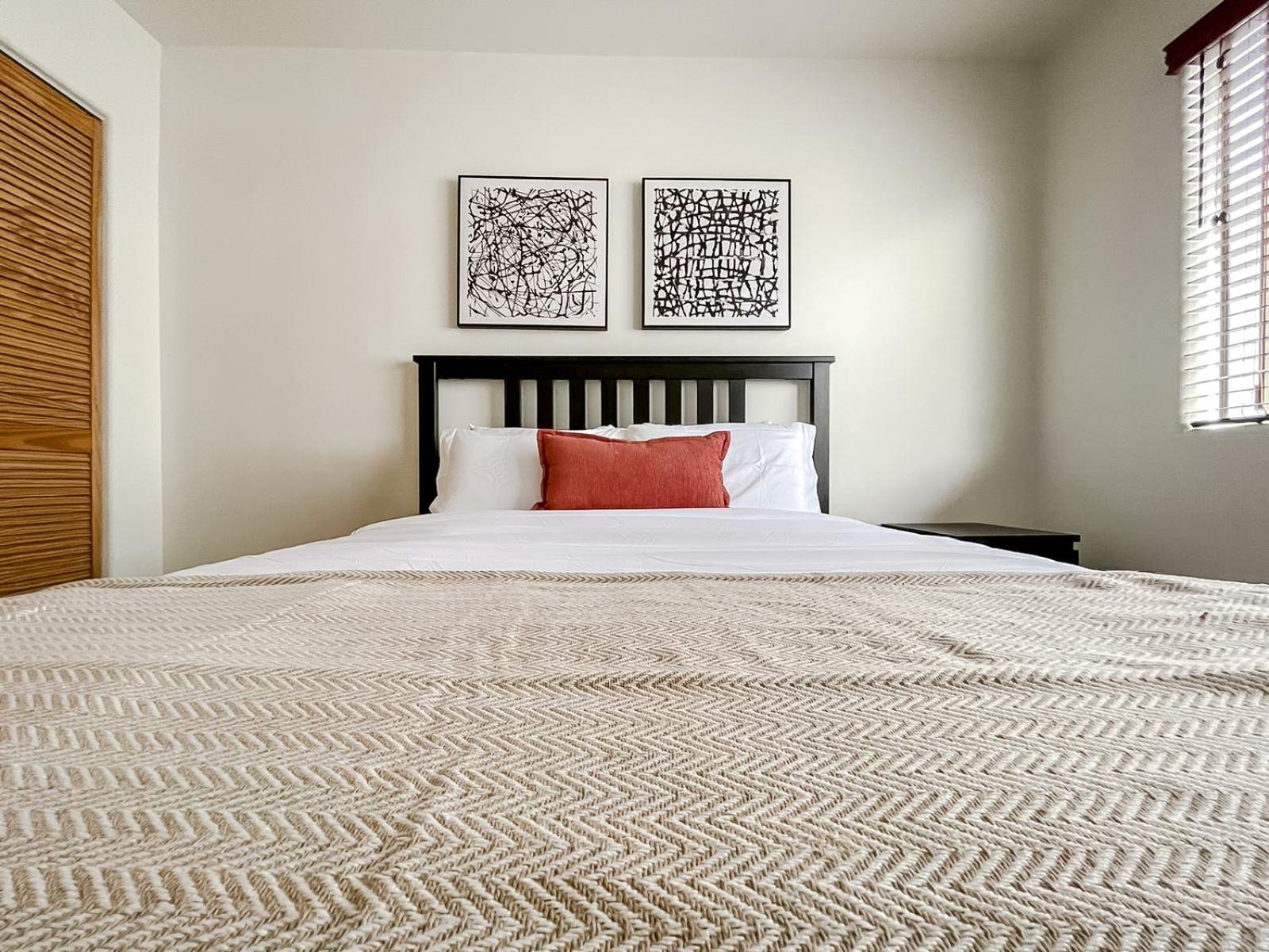 *weho/beverly Hills* Luxury 2bd/2.5ba + Balconies Apartment *