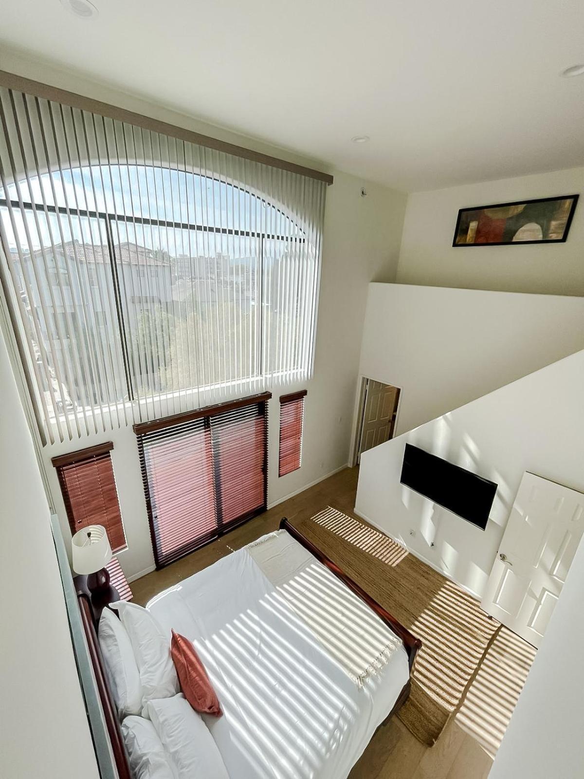 *weho/beverly Hills* Luxury 2bd/2.5ba + Balconies