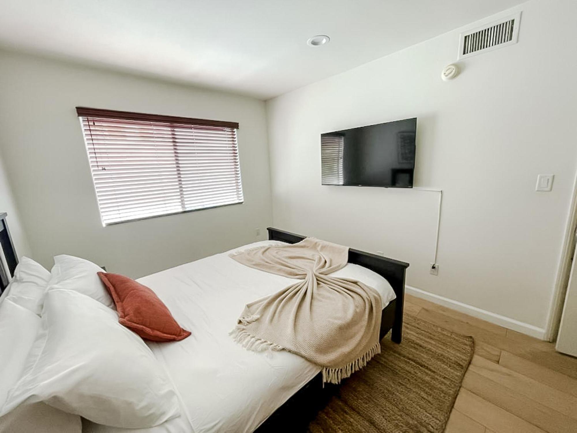 *weho/beverly Hills* Luxury 2bd/2.5ba + Balconies Apartment *