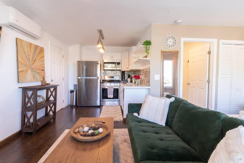 Hollywood Glamour: Gem With Cityscape Vibes
