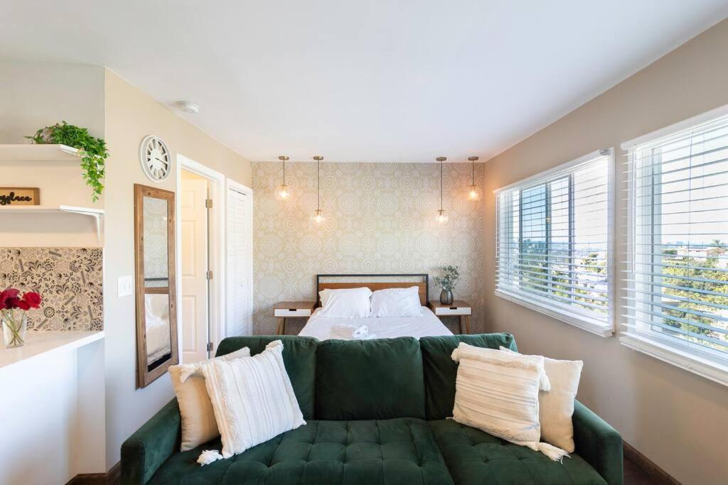 Hollywood Glamour: Gem With Cityscape Vibes Los Angeles