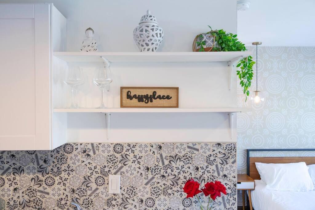 Hollywood Glamour: Gem With Cityscape Vibes *
