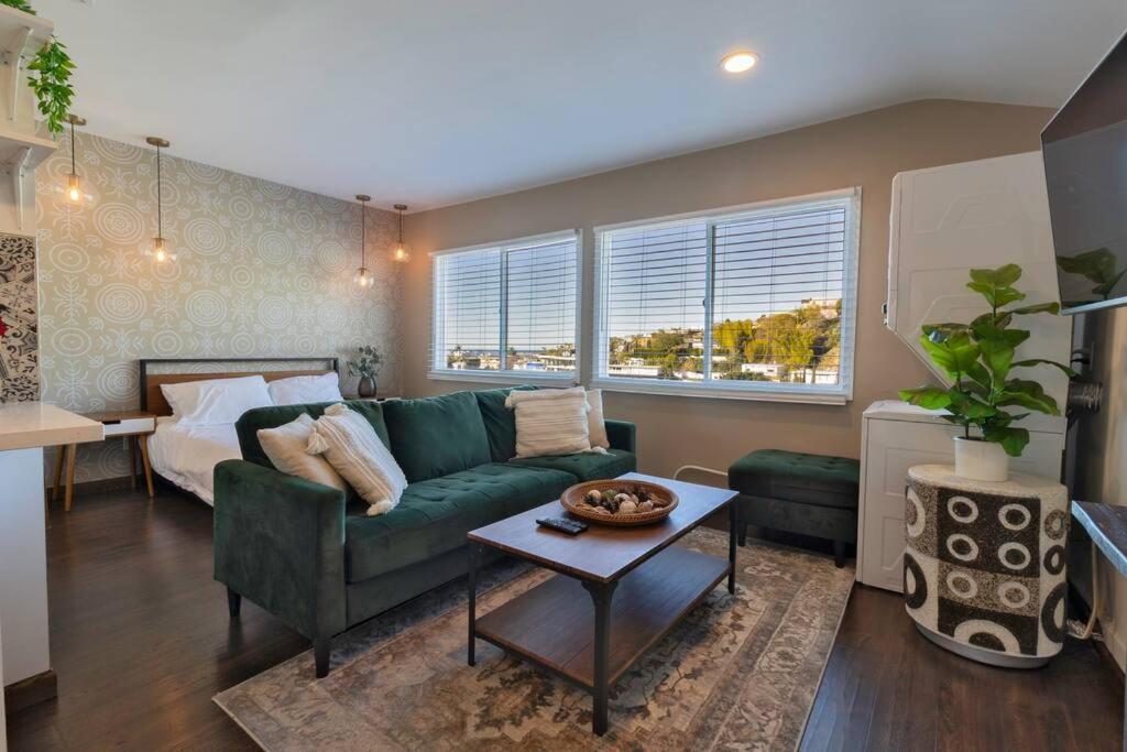 Apartment Hollywood Glamour: Gem With Cityscape Vibes *