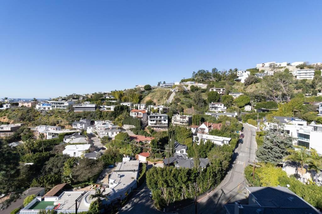 Hollywood Glamour: Gem With Cityscape Vibes *