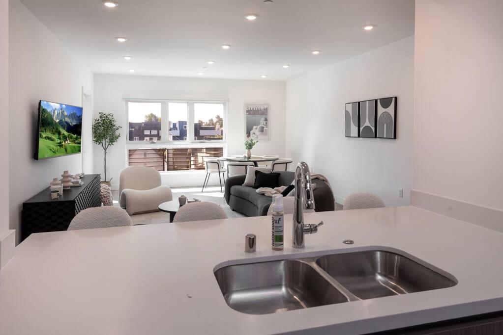 Apartment Deluxe Modern 2-bedroom W/ Roof Deck!