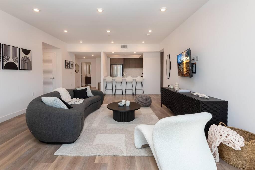 Deluxe Modern 2-bedroom W/ Roof Deck! Apartment