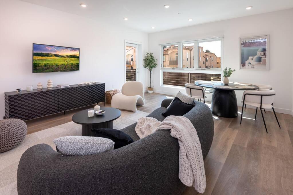 Deluxe Modern 2-bedroom W/ Roof Deck! *