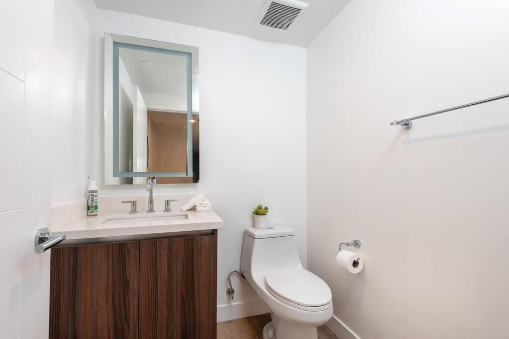 Deluxe Modern 2-bedroom W/ Roof Deck! Apartment *