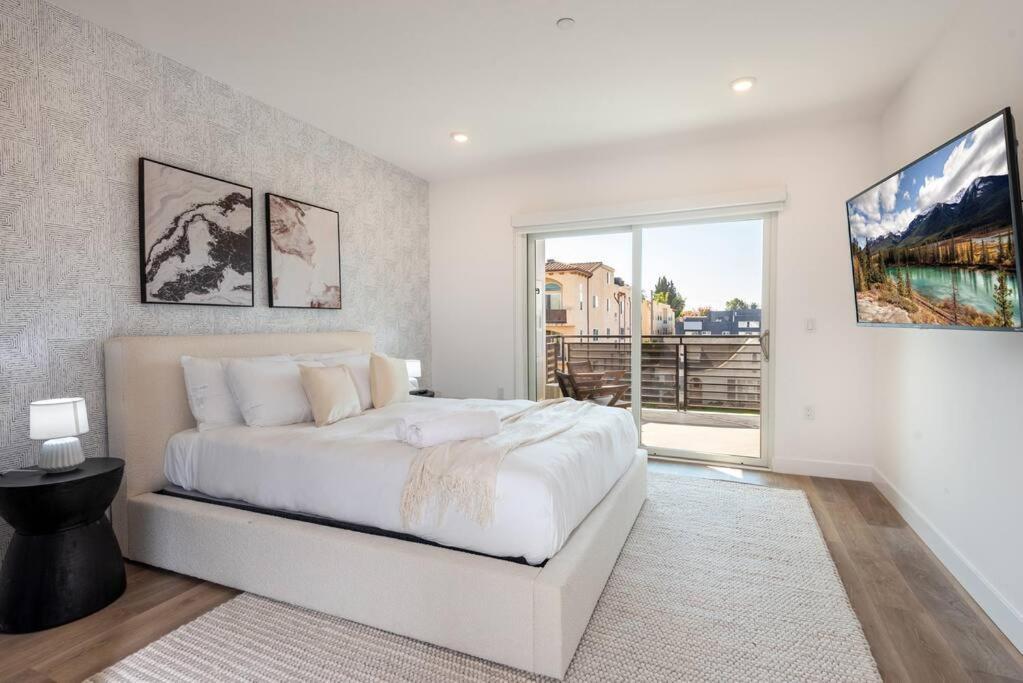 Deluxe Modern 2-bedroom W/ Roof Deck!