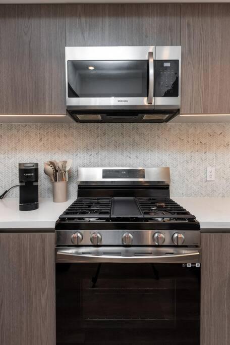 Apartment Deluxe Modern 2-bedroom W/ Roof Deck! Los Angeles