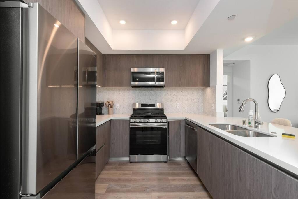 Deluxe Modern 2-bedroom W/ Roof Deck! Apartment *