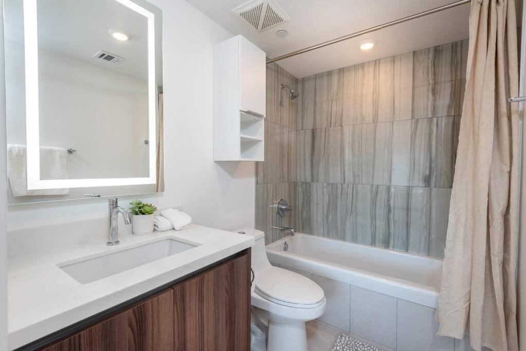 Deluxe Modern 2-bedroom W/ Roof Deck! Los Angeles