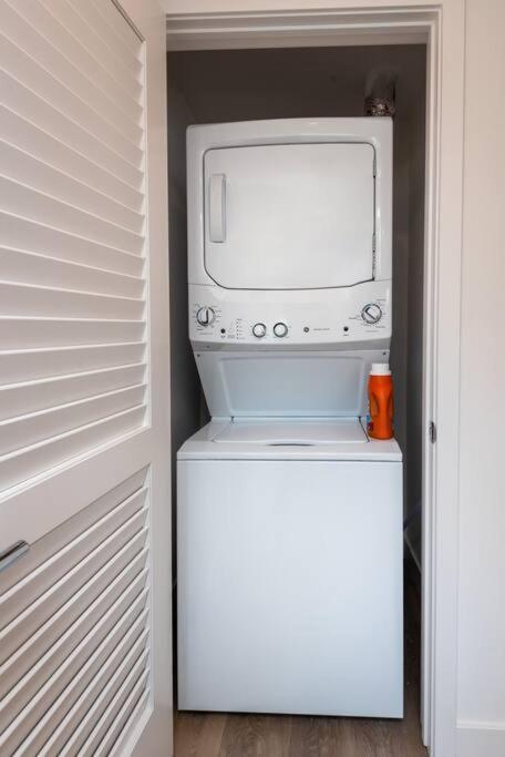 Deluxe Modern 2-bedroom W/ Roof Deck! Los Angeles