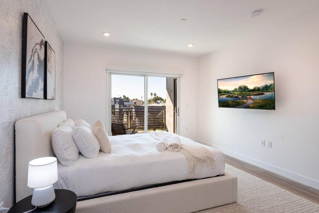 Deluxe Modern 2-bedroom W/ Roof Deck!
