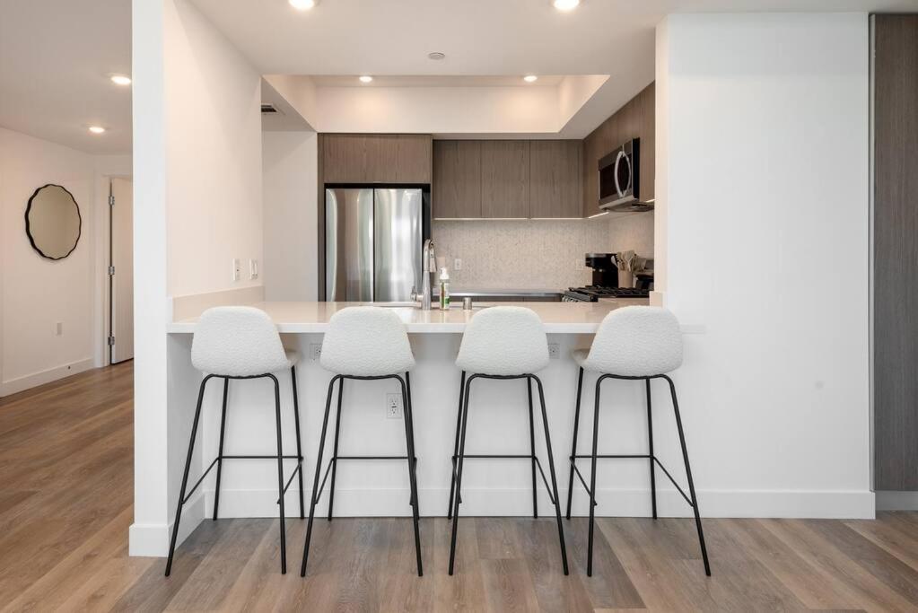 Apartment Deluxe Modern 2-bedroom W/ Roof Deck! Los Angeles