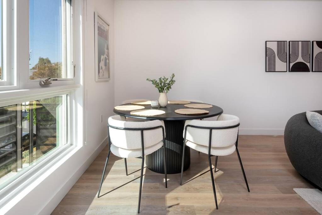 Deluxe Modern 2-bedroom W/ Roof Deck! Apartment Los Angeles