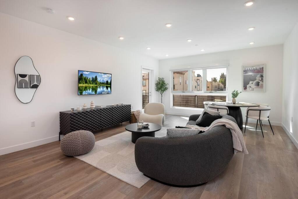 Deluxe Modern 2-bedroom W/ Roof Deck! Los Angeles