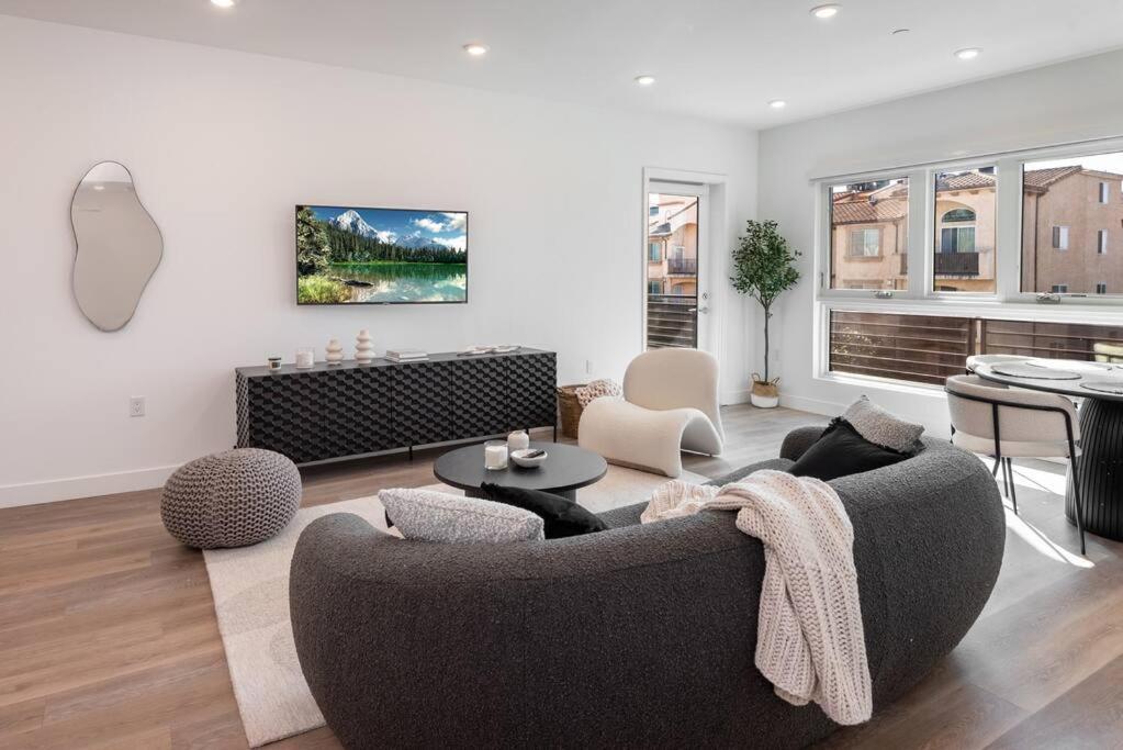 Deluxe Modern 2-bedroom W/ Roof Deck! * Los Angeles