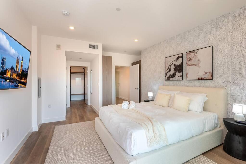 Deluxe Modern 2-bedroom W/ Roof Deck! Los Angeles