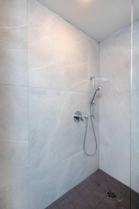 Timeless Glamour: Luxury In K-town Apartment Los Angeles