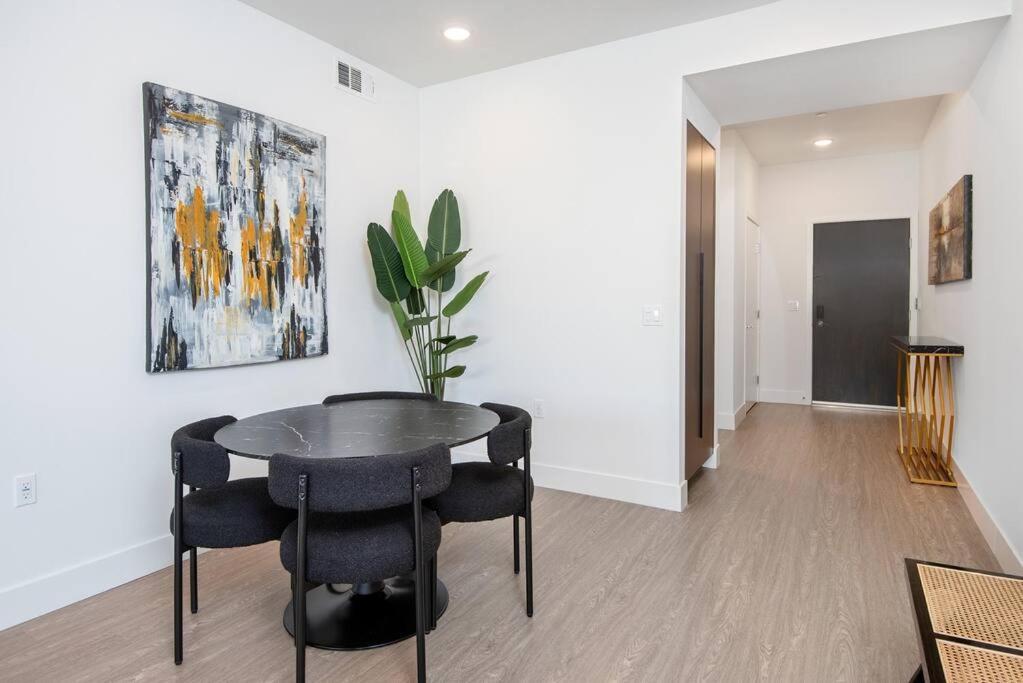 Apartment Timeless Glamour: Luxury In K-town Los Angeles
