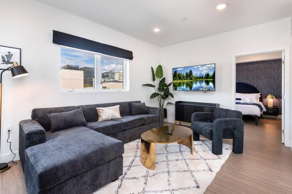 Apartment Timeless Glamour: Luxury In K-town Los Angeles