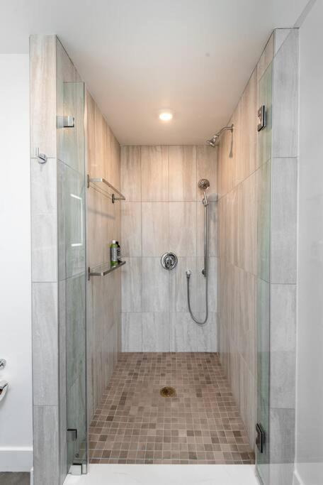 Deluxe Modern 2-bedroom W/ Roof Deck!