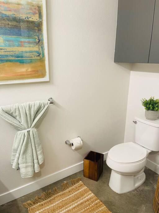 Luxury Modern And Bright In Hollywood 2br 2ba- 5215