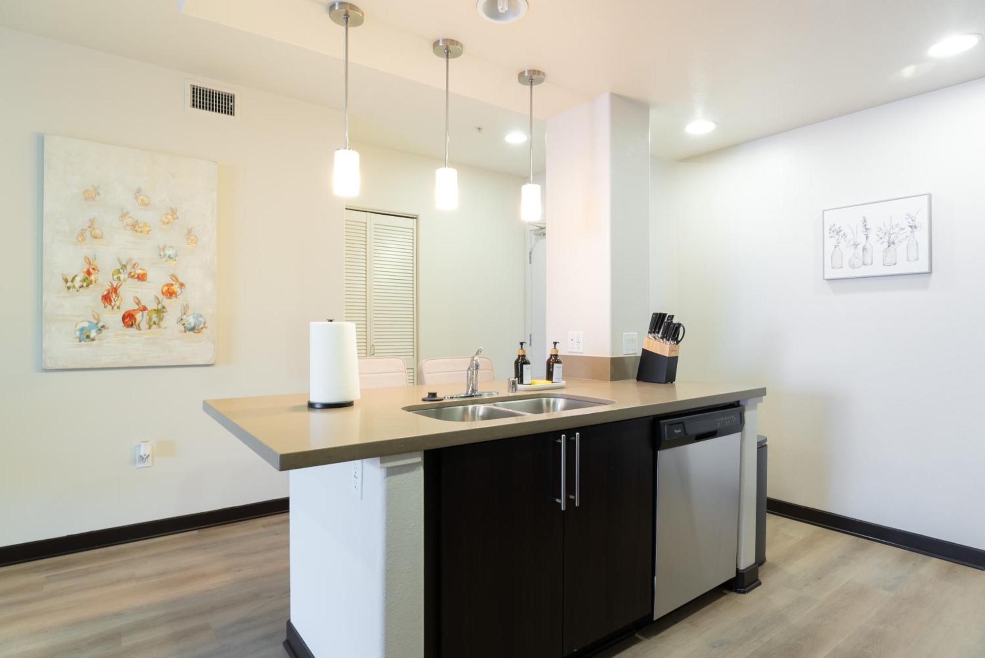 Charming Luxury With Hollywood Sign View