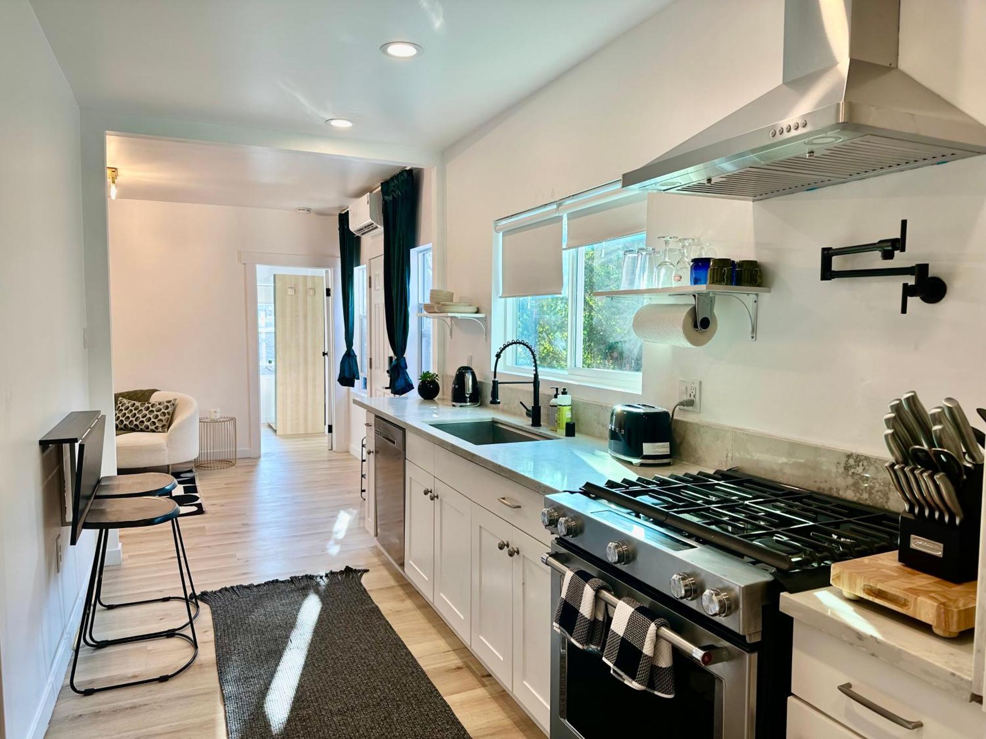 Modern, Remodeled Echo Park House-walk To Sunset Blvd, Dodgers Stadium, Shops, Bars, Restaurants, Lake, Concerts * Los Angeles