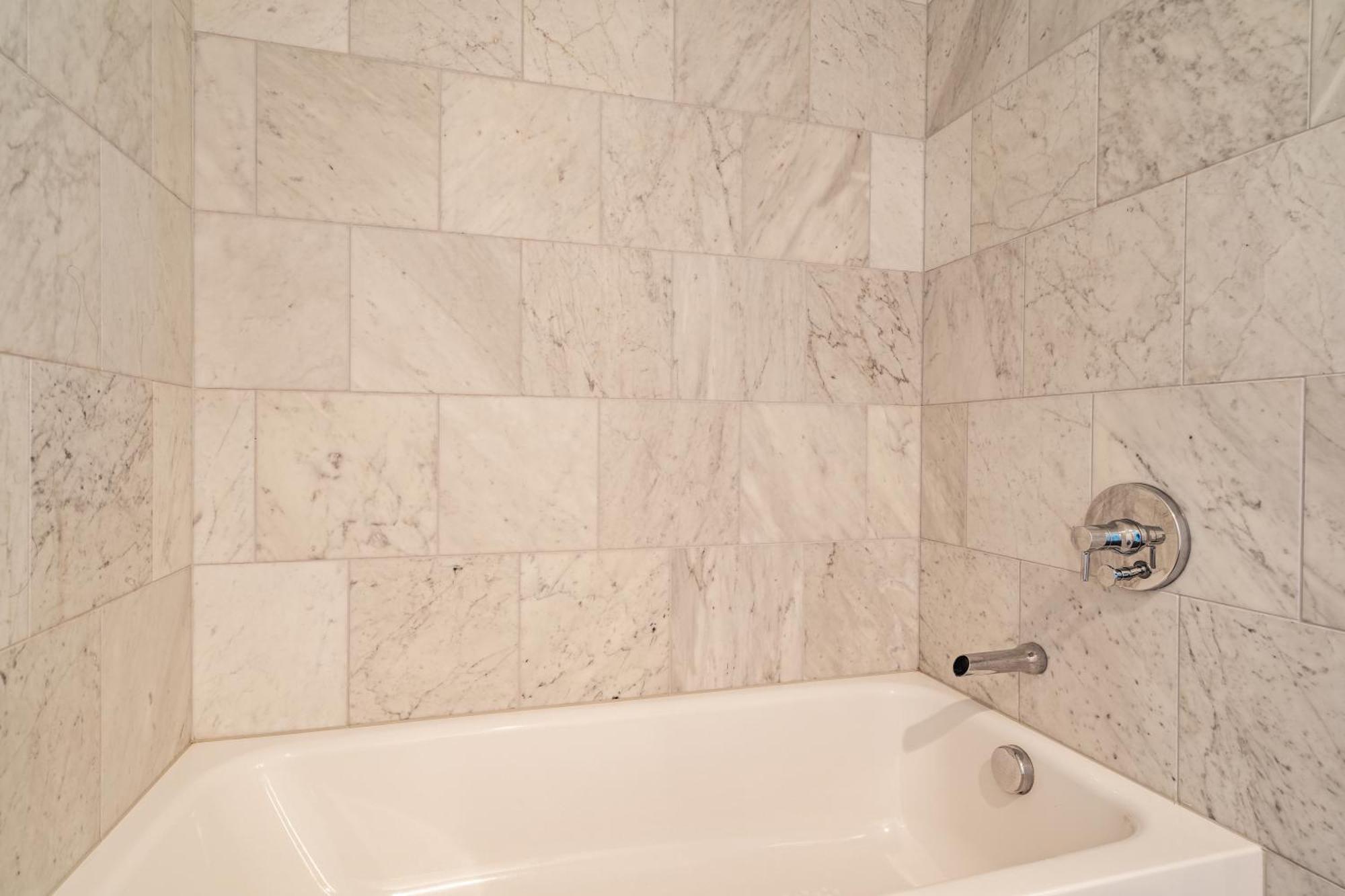 3 Bed 3 Bath Penthouse At Prime Location Apartment *