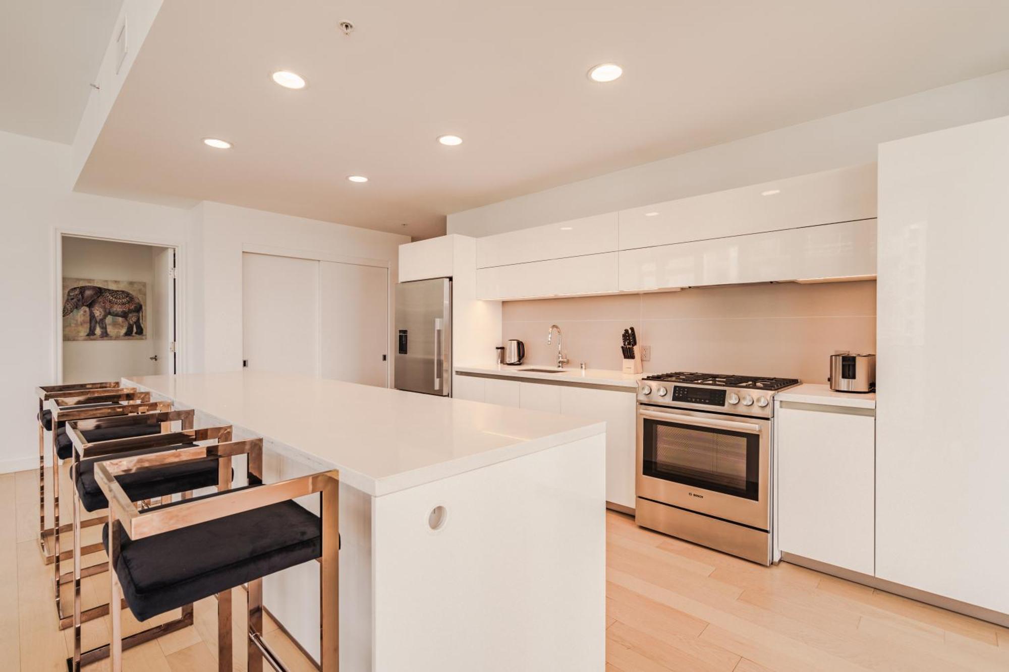 Apartment 3 Bed 3 Bath Penthouse At Prime Location *