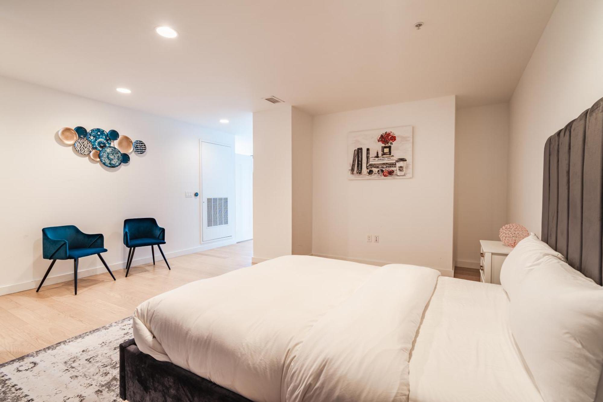Apartment 3 Bed 3 Bath Penthouse At Prime Location