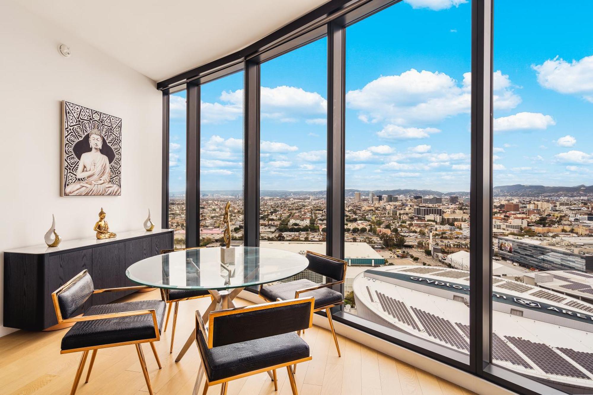 3 Bed 3 Bath Penthouse At Prime Location Apartment