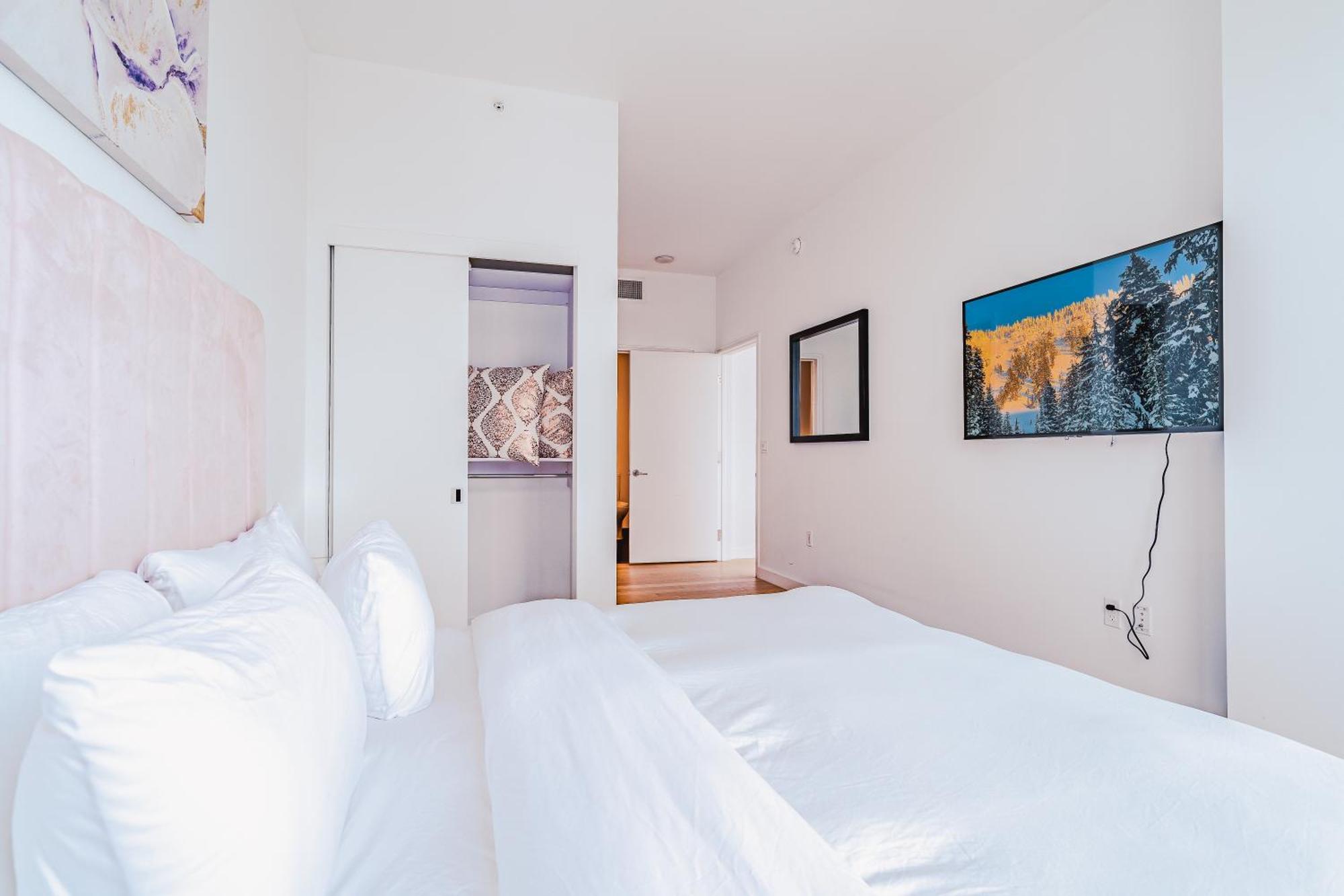 3 Bed 3 Bath Penthouse At Prime Location *