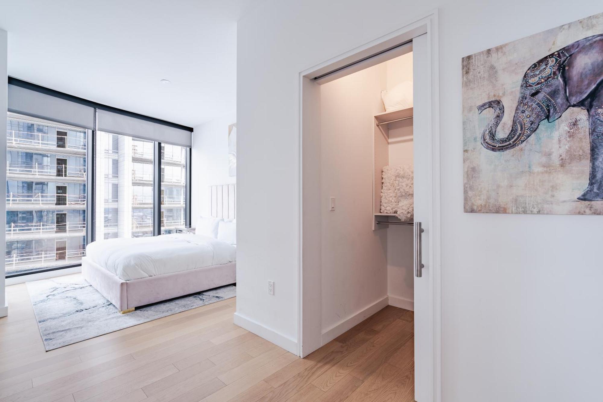 Apartment 3 Bed 3 Bath Penthouse At Prime Location *