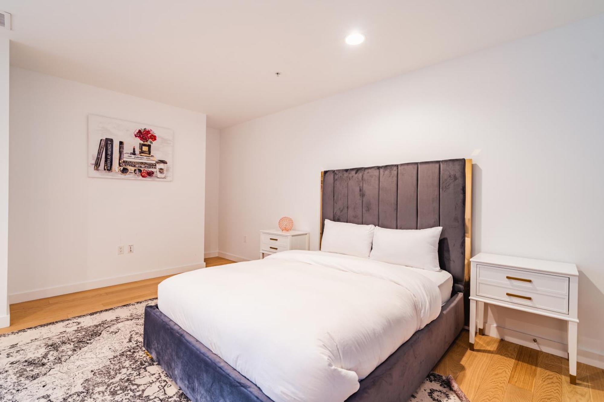 3 Bed 3 Bath Penthouse At Prime Location Apartment *