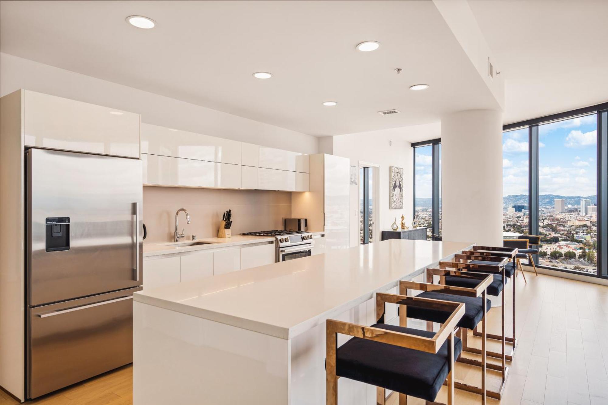 3 Bed 3 Bath Penthouse At Prime Location Apartment *