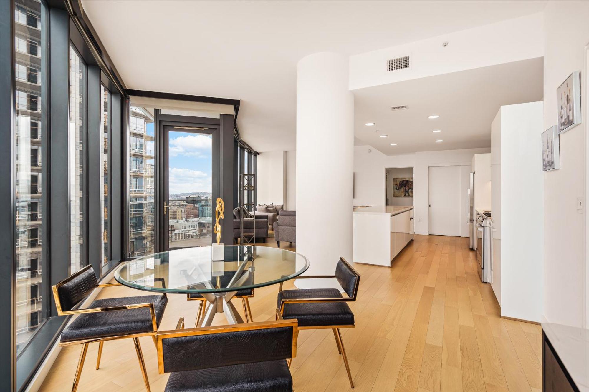 3 Bed 3 Bath Penthouse At Prime Location Apartment *