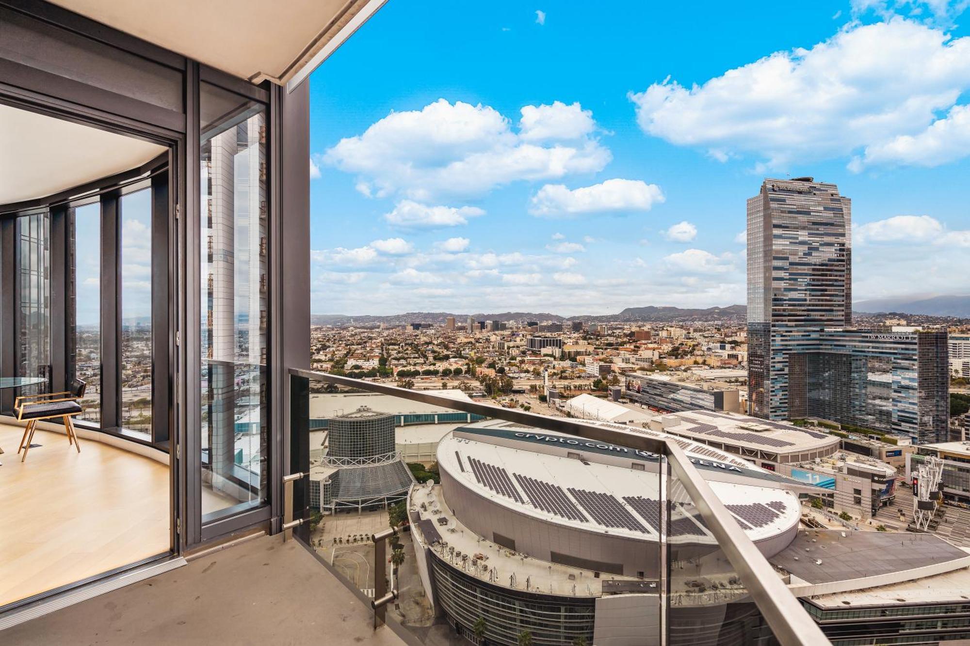 3 Bed 3 Bath Penthouse At Prime Location Los Angeles