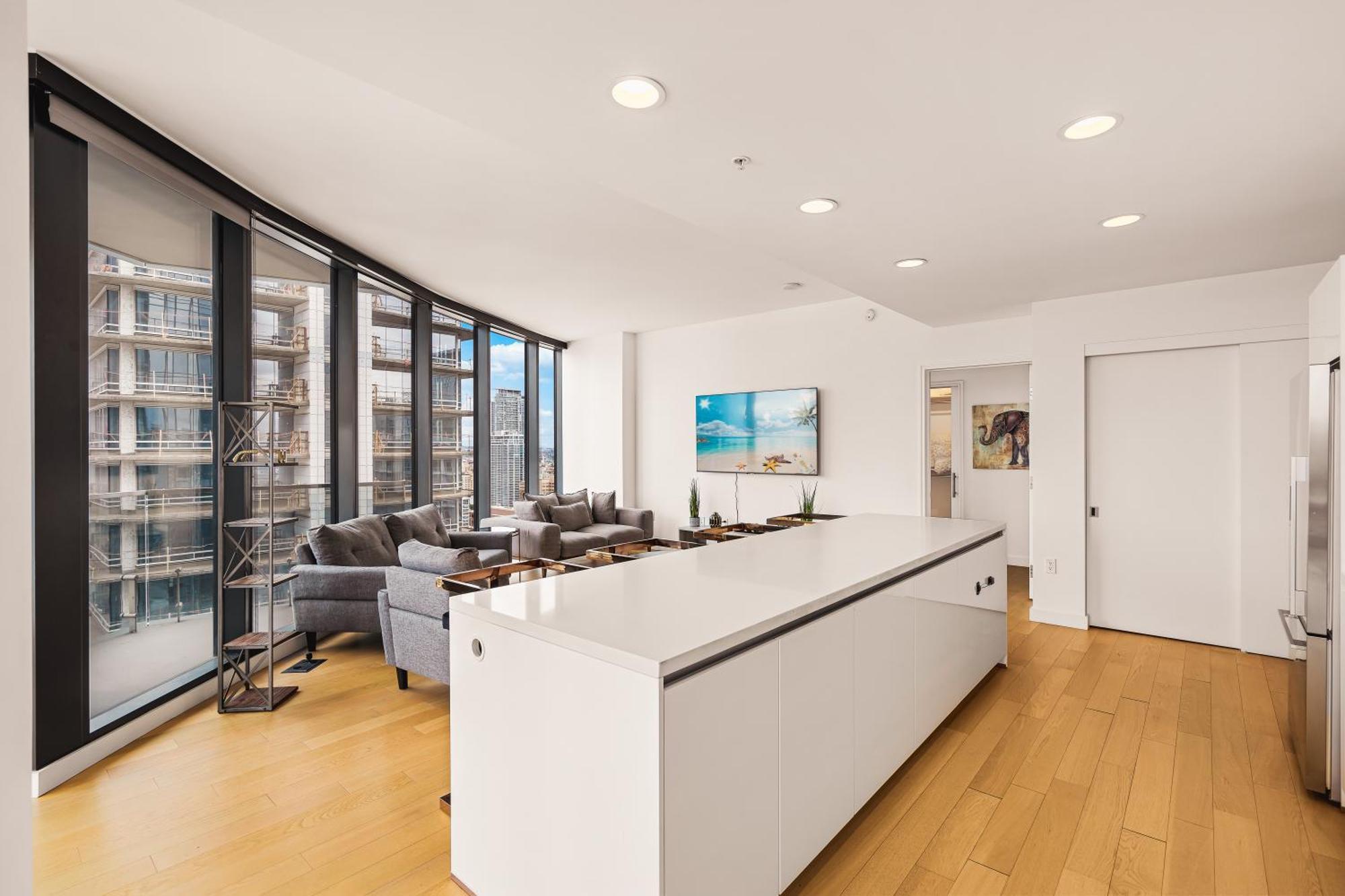 Apartment 3 Bed 3 Bath Penthouse At Prime Location *