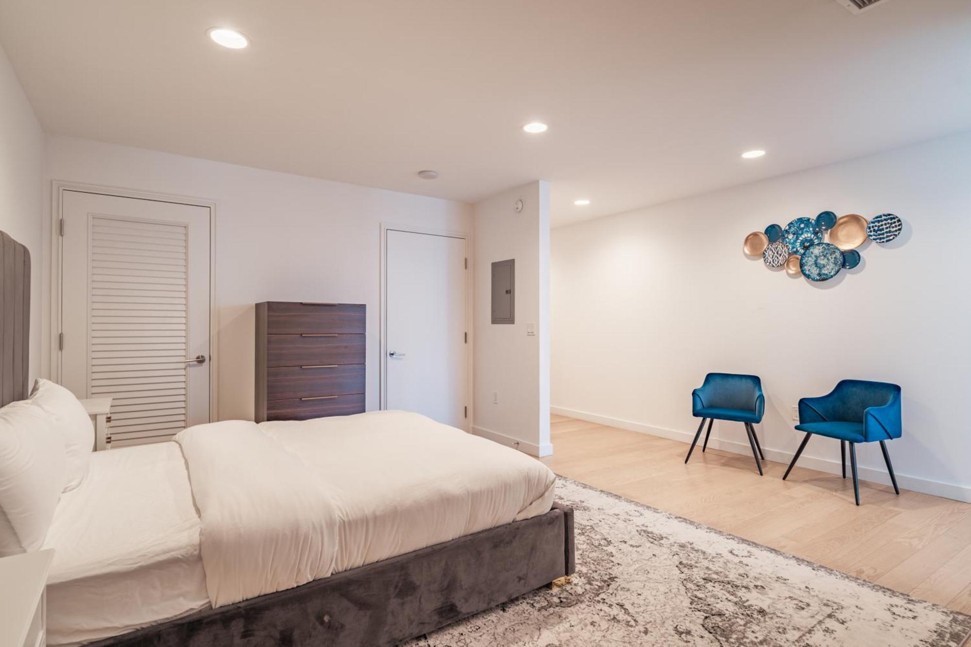 Apartment 3 Bed 3 Bath Penthouse At Prime Location *