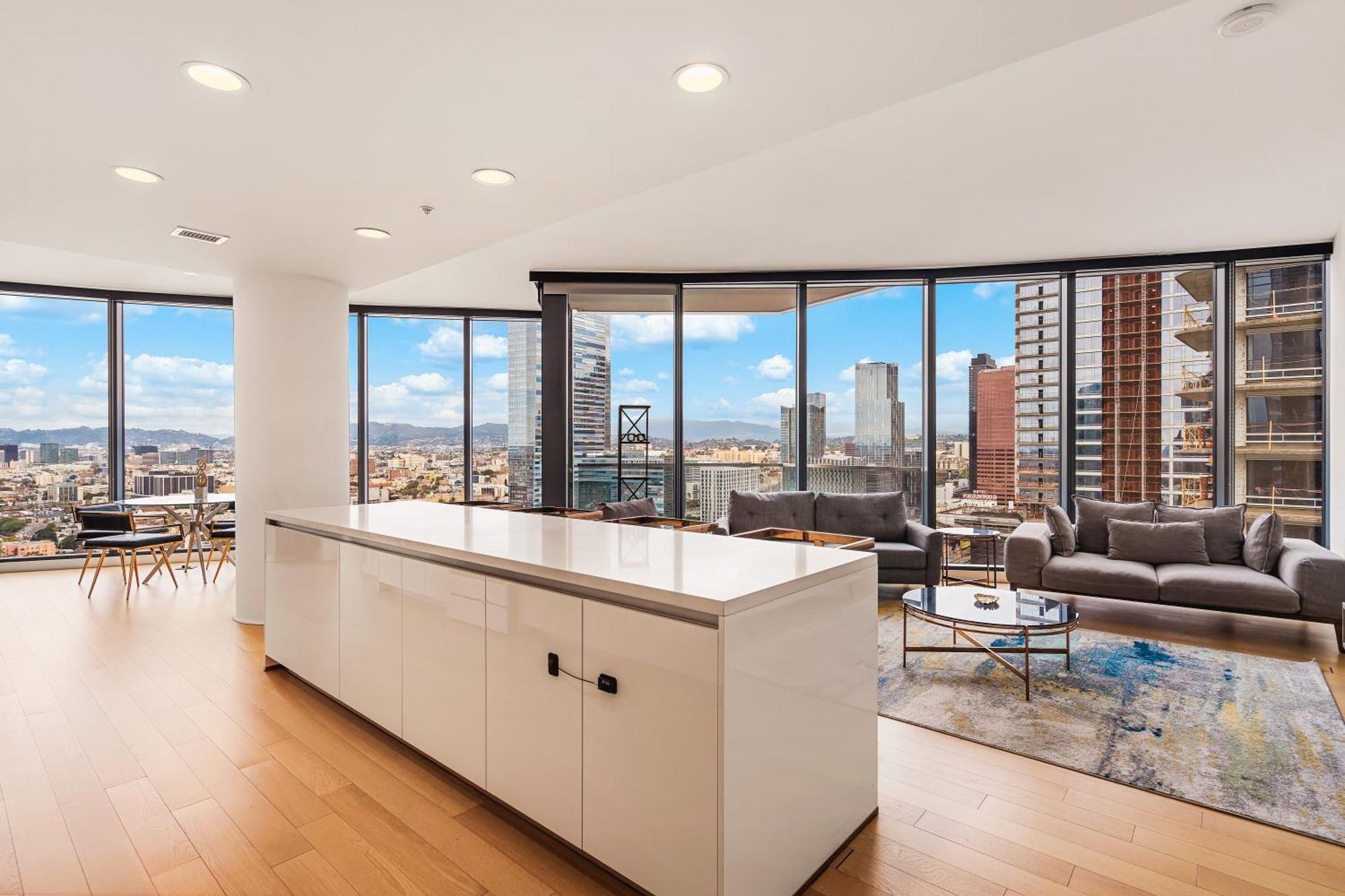3 Bed 3 Bath Penthouse At Prime Location Apartment *