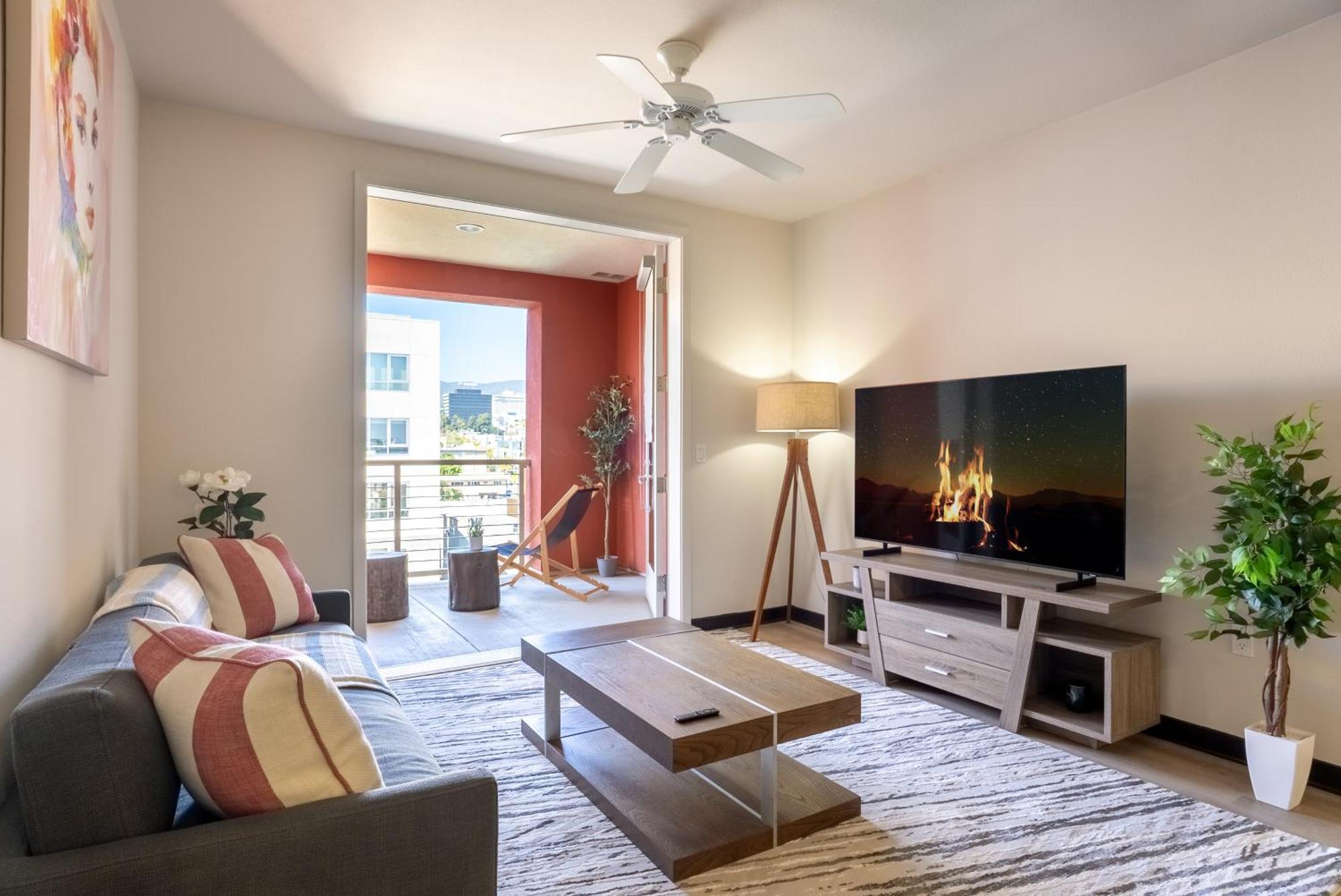 Charming Luxury With Hollywood Sign View
