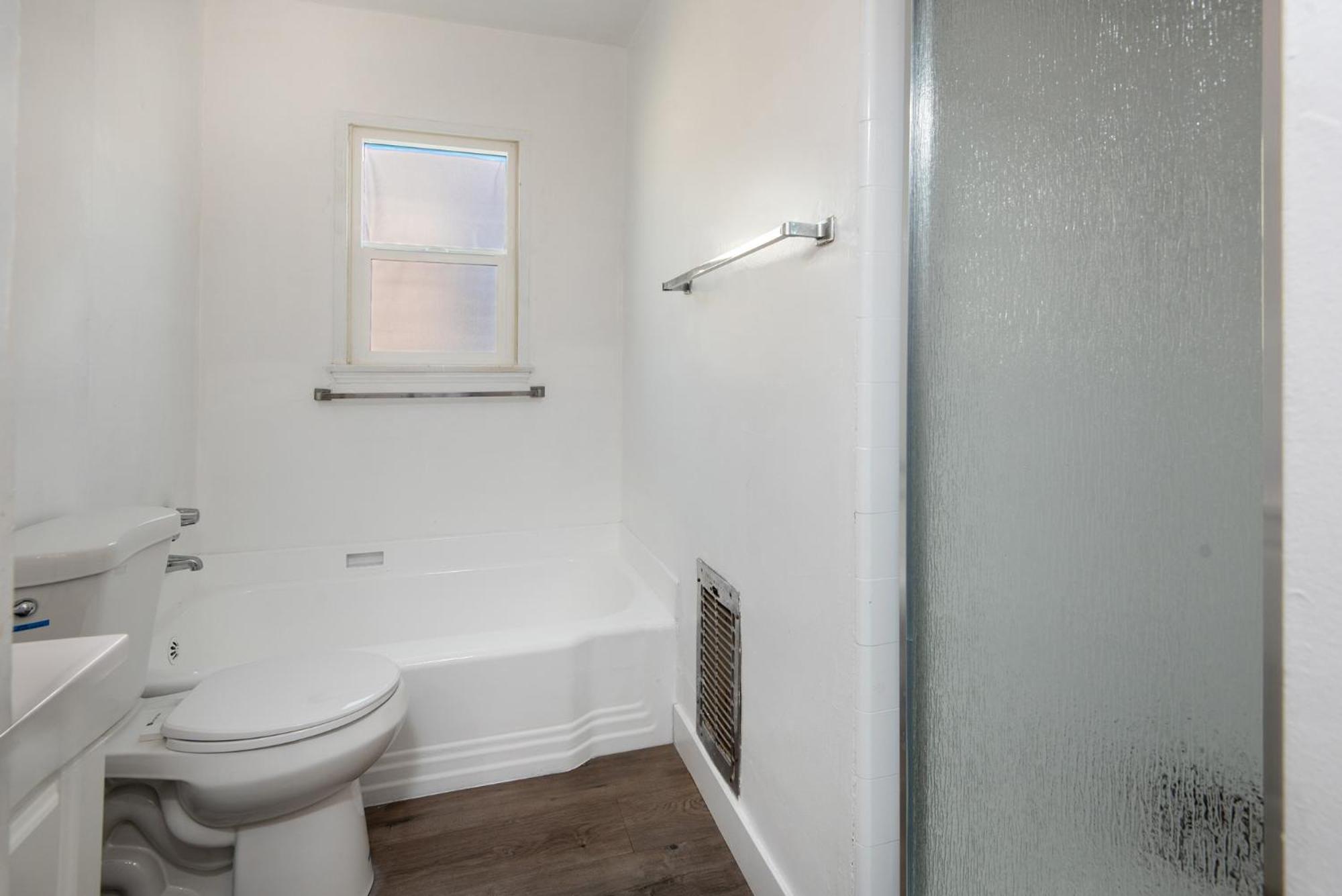 Prime Location And Luxury Living W/ Hot Tub Apartment *