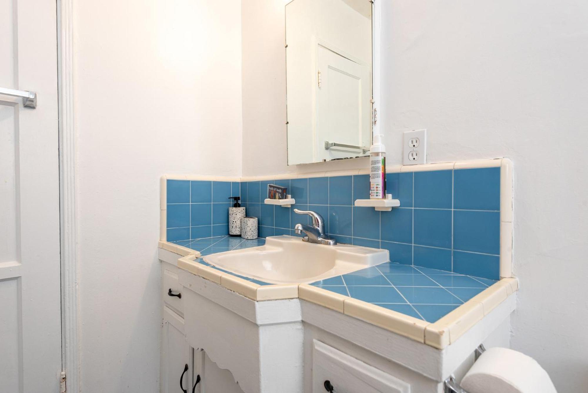 Charming 1-bedroom With Hot Tub Apartment