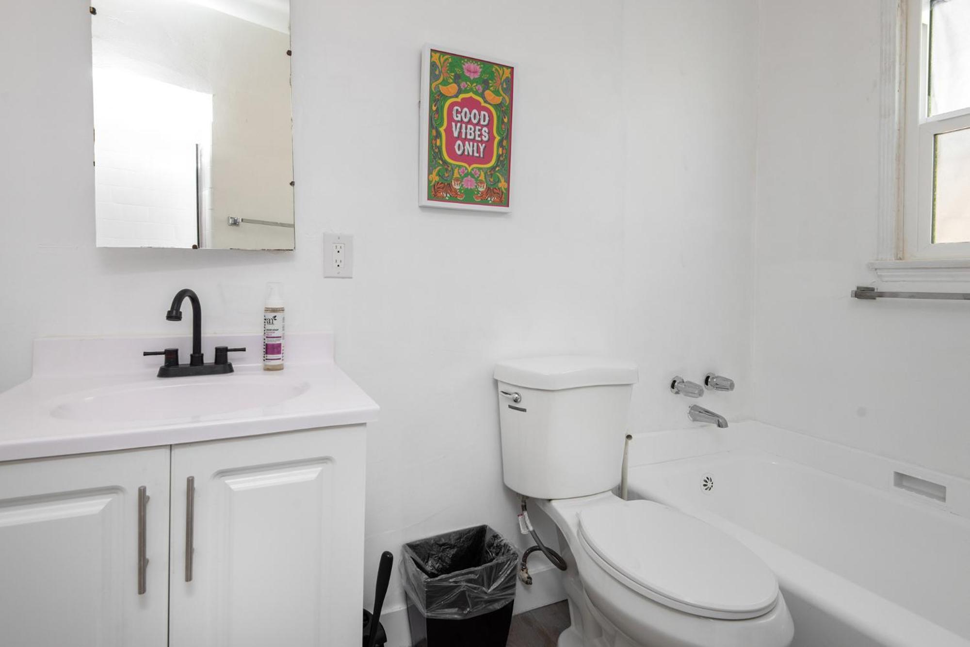 Prime Location And Luxury Living W/ Hot Tub Apartment