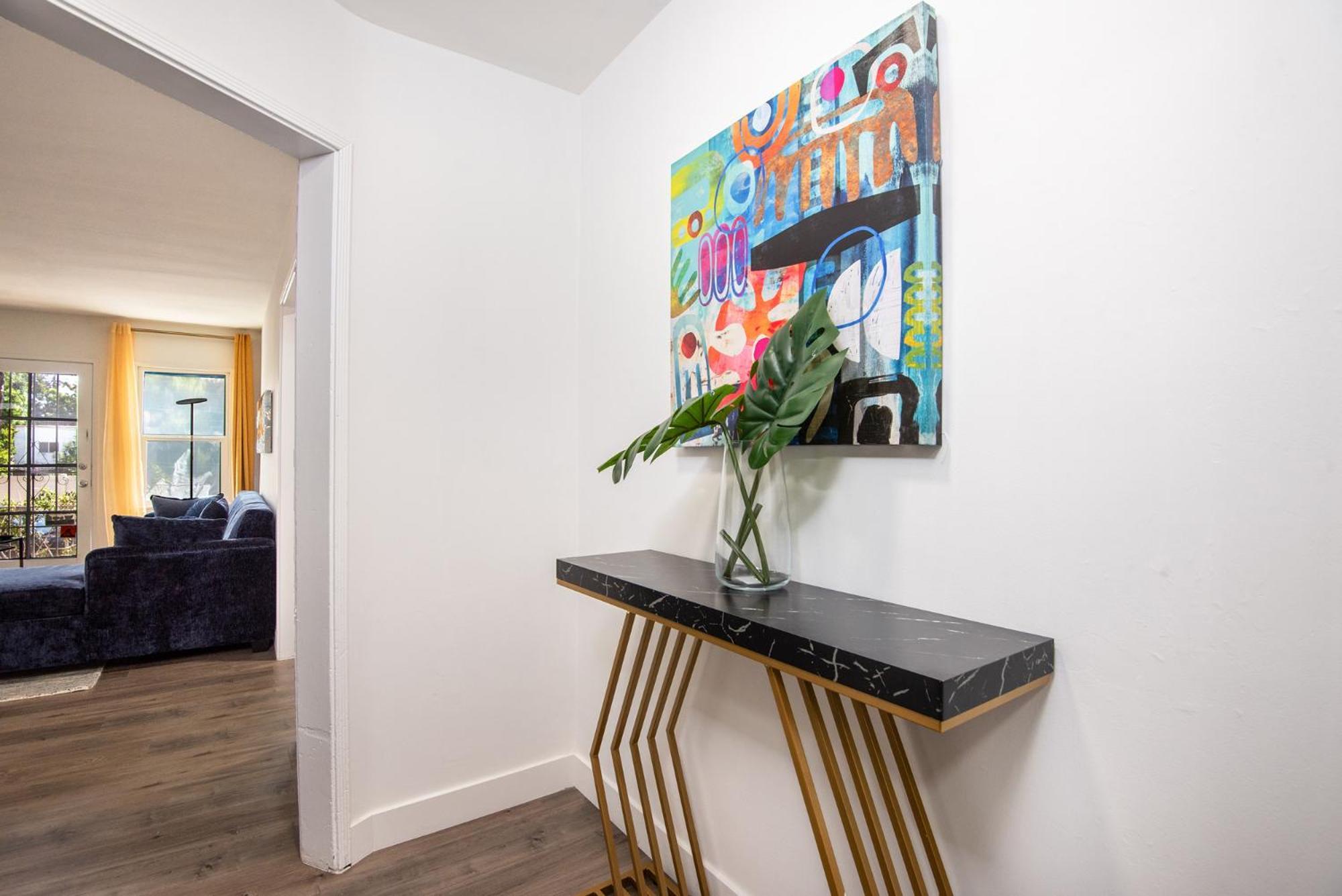 Prime Location And Luxury Living W/ Hot Tub Apartment *