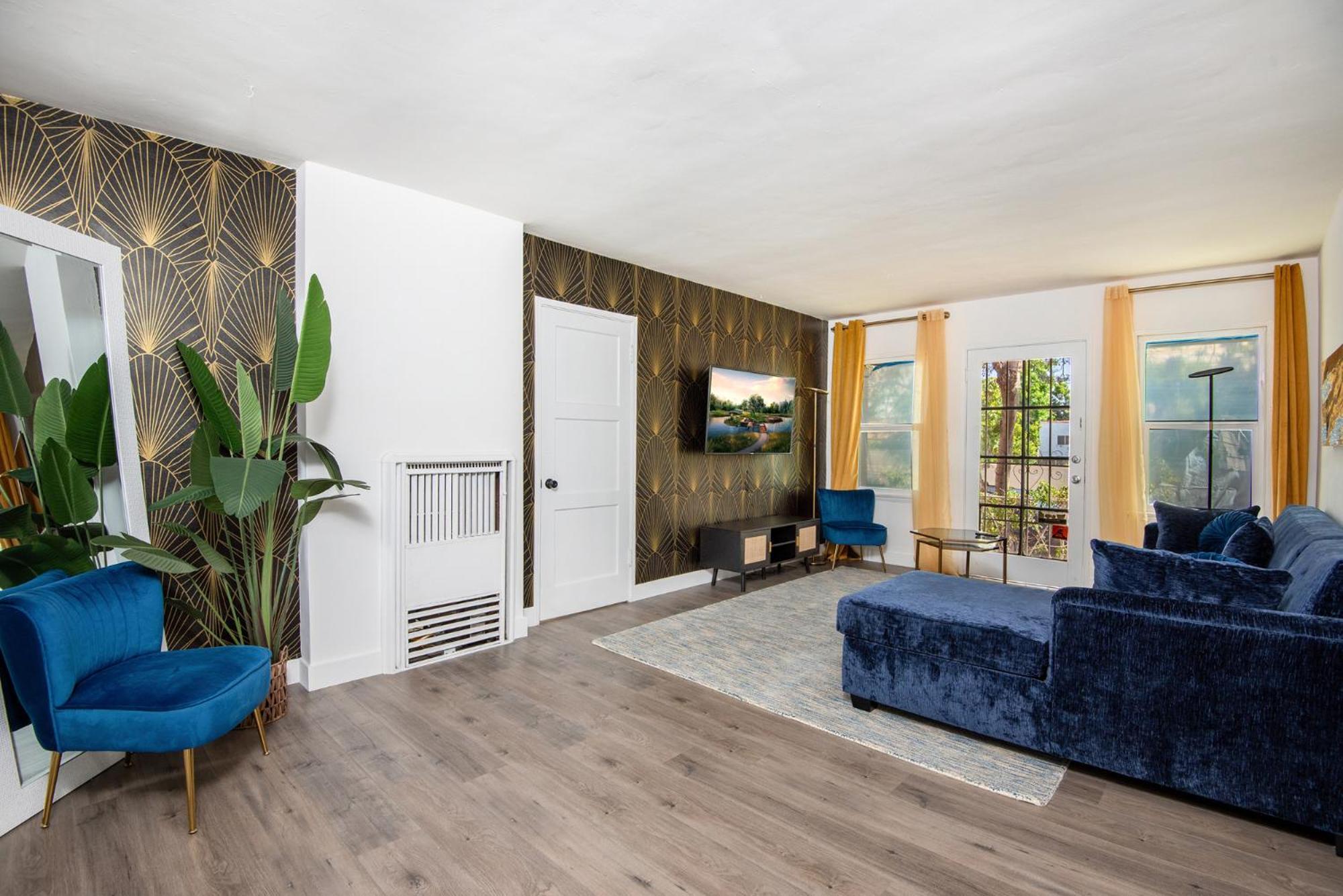 Prime Location And Luxury Living W/ Hot Tub Apartment *